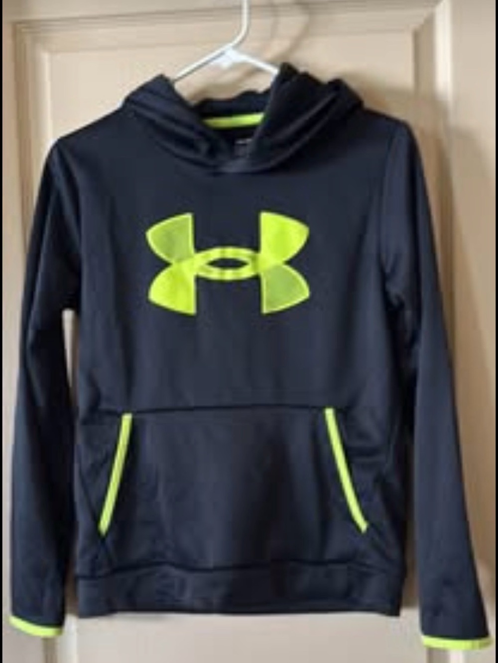 Under Armour hoodie youth size LARGE like new
